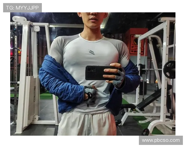 宽肩细腰 + 薄肌腹毛：男性黄金比例身材的致命吸引力